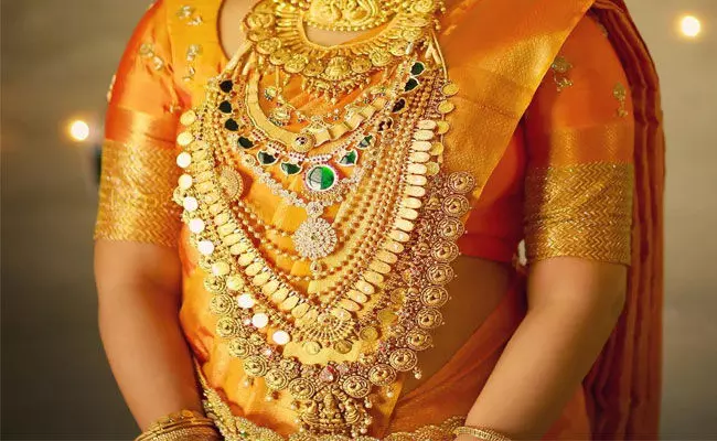 Gold and Silver Rates Today : నిలకడగా బంగారం, తగ్గిన వెండి ధరలు.. ఈ రోజు మార్కెట్లో ఈ విధంగా.. Gold and Silver Rates Today : నిలకడగా బంగారం, తగ్గిన వెండి ధరలు.. ఈ రోజు మార్కెట్లో ఈ విధంగా..