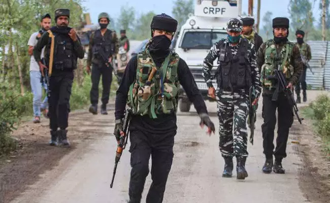 Jammu And Kashmir: జమ్ముకశ్మీర్లో భారీ ఎన్కౌంటర్ Jammu And Kashmir: జమ్ముకశ్మీర్లో భారీ ఎన్కౌంటర్