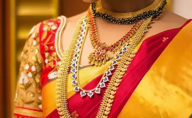 Gold and Silver Rates Today : తగ్గిన బంగారం, నిలకడగా వెండి ధరలు.. ఈ రోజు మార్కెట్లో ఈ విధంగా.. Gold and Silver Rates Today : తగ్గిన బంగారం, నిలకడగా వెండి ధరలు.. ఈ రోజు మార్కెట్లో ఈ విధంగా..