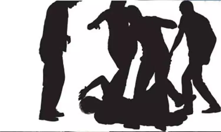 Mancherial: తప్పతాగి ఇల్లు మరిచాడు; దొంగ అనుకుని కుళ్లబొడిచారు Mancherial: తప్పతాగి ఇల్లు మరిచాడు; దొంగ అనుకుని కుళ్లబొడిచారు