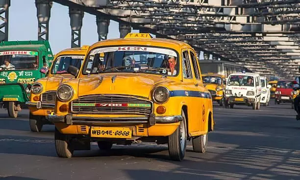 Kolkata: కోల్ కతా వైబ్స్; యెల్లో టాక్సీలు కనుమరుగు! Kolkata: కోల్ కతా వైబ్స్; యెల్లో టాక్సీలు కనుమరుగు!