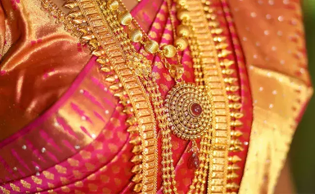 Gold and Silver Rates Today : తగ్గిన బంగారం, వెండి ధరలు.. ఈ రోజు మార్కెట్లో ఈ విధంగా.. Gold and Silver Rates Today : తగ్గిన బంగారం, వెండి ధరలు.. ఈ రోజు మార్కెట్లో ఈ విధంగా..