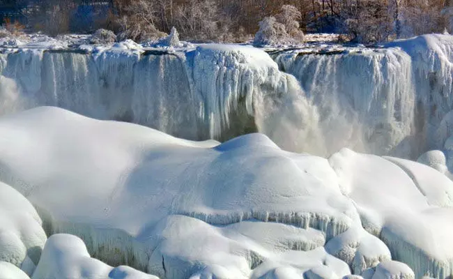 America Snowfall: మంచు తుఫాను బీభత్సం.. కదలికలు లేని నయాగర America Snowfall: మంచు తుఫాను బీభత్సం.. కదలికలు లేని నయాగర