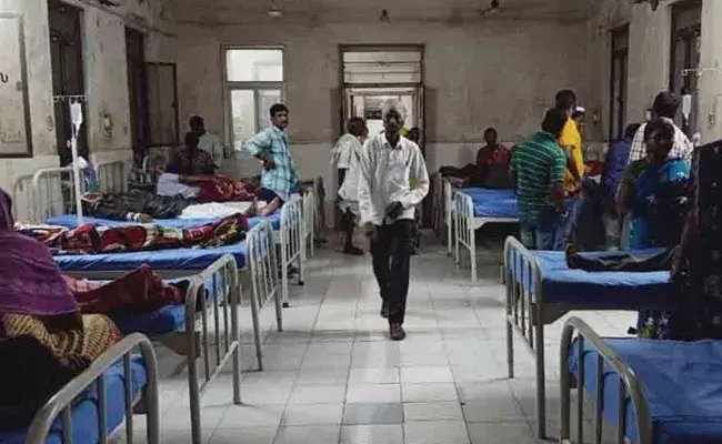 Karimnagar: కరీంనగర్ జిల్లాలో అంతు చిక్కని వ్యాధి.. నెల రోజుల వ్యవధిలో నలుగురు మృతి Karimnagar: కరీంనగర్ జిల్లాలో అంతు చిక్కని వ్యాధి.. నెల రోజుల వ్యవధిలో నలుగురు మృతి