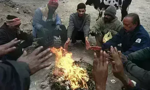 Delhi : గజగజమంటోన్న రాజధాని... ఎముకలు కొరికే చలిలో న్యూఇయర్ వేడుకలు Delhi : గజగజమంటోన్న రాజధాని... ఎముకలు కొరికే చలిలో న్యూఇయర్ వేడుకలు