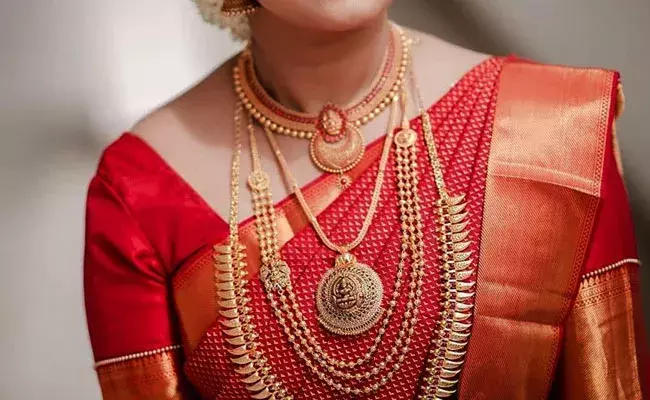 Gold and Silver Rates Today : తగ్గిన బంగారం, నిలకడగా వెండి ధరలు.. ఈ రోజు మార్కెట్లో ఈ విధంగా.. Gold and Silver Rates Today : తగ్గిన బంగారం, నిలకడగా వెండి ధరలు.. ఈ రోజు మార్కెట్లో ఈ విధంగా..