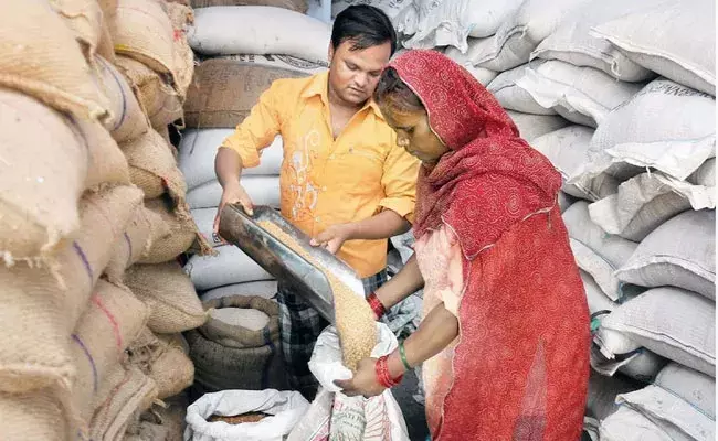 Telangana: టెన్త్ అర్హతతో రేషన్ డీలర్ ఉద్యోగాలు.. జీతం రూ.40,000 Telangana: టెన్త్ అర్హతతో రేషన్ డీలర్ ఉద్యోగాలు.. జీతం రూ.40,000