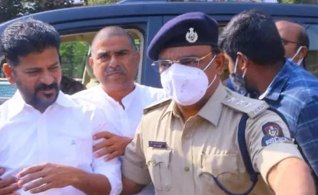 Revanth Reddy:  ధర్నాలకు పిలుపునిచ్చిన కాంగ్రెస్.. రేవంత్ రెడ్డి హౌస్‌ అరెస్టు..
