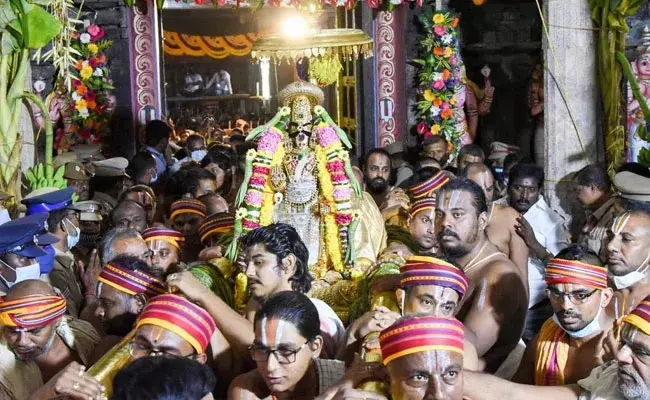 Mukkoti Ekadasi: తెలుగు రాష్ట్రాల్లో ముక్కోటి ఏకాదశి వేడుకలు.. భక్తులతో కిటకిటలాడుతున్న ఆలయాలు