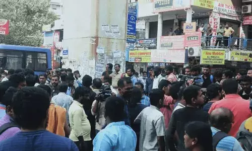 Hyderabad Metro: మెట్రో సర్వీసులపై ఉద్యోగుల సమ్మె ఎఫెక్ట్.. Hyderabad Metro: మెట్రో సర్వీసులపై ఉద్యోగుల సమ్మె ఎఫెక్ట్..