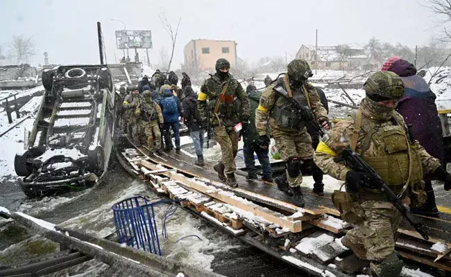 Russia-Ukraine War: భారీ క్షిపణి దాడి.. 400 మంది రష్యన్ సైనికులను మట్టుపెట్టిన ఉక్రెయిన్ Russia-Ukraine War: భారీ క్షిపణి దాడి.. 400 మంది రష్యన్ సైనికులను మట్టుపెట్టిన ఉక్రెయిన్