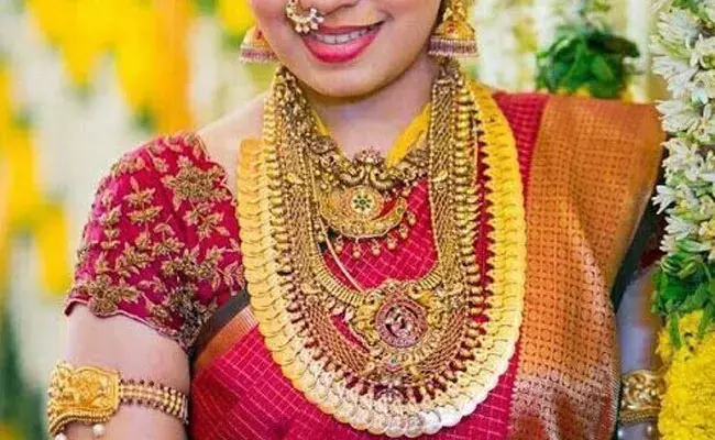 Gold and Silver Rates Today : పెరిగిన బంగారం, నిలకడగా వెండి ధరలు.. ఈ రోజు మార్కెట్లో ఈ విధంగా.. Gold and Silver Rates Today : పెరిగిన బంగారం, నిలకడగా వెండి ధరలు.. ఈ రోజు మార్కెట్లో ఈ విధంగా..