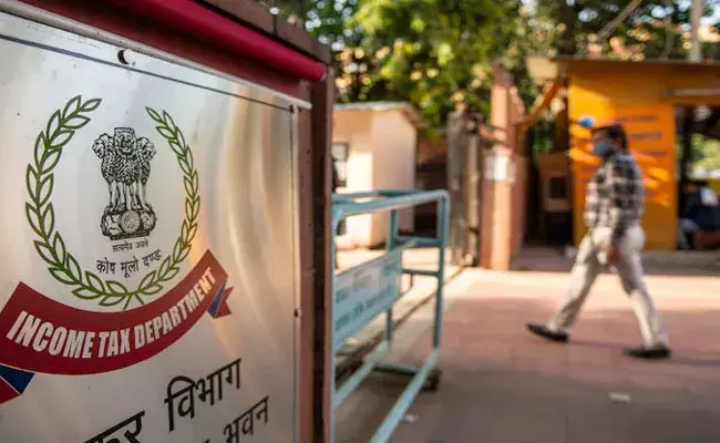 Hyderabad: హైదరాబాద్లో మరోసారి ఐటీ దాడులు.. పలు చోట్ల సోదాలు.. Hyderabad: హైదరాబాద్లో మరోసారి ఐటీ దాడులు.. పలు చోట్ల సోదాలు..