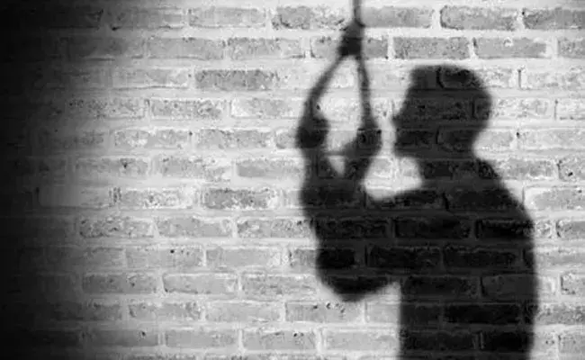 Kamareddy: కామారెడ్డి జిల్లాలో విషాదం.. రైతు ఆత్మహత్య Kamareddy: కామారెడ్డి జిల్లాలో విషాదం.. రైతు ఆత్మహత్య