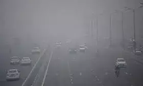 Delhi : ఢిల్లీని కమ్మేసిన మంచు పొగ