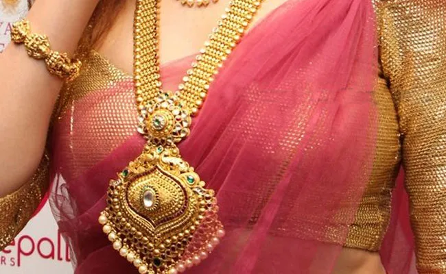 Gold and Silver Rates Today : తగ్గిన బంగారం, వెండి ధరలు.. ఈ రోజు మార్కెట్లో ఈ విధంగా.. Gold and Silver Rates Today : తగ్గిన బంగారం, వెండి ధరలు.. ఈ రోజు మార్కెట్లో ఈ విధంగా..