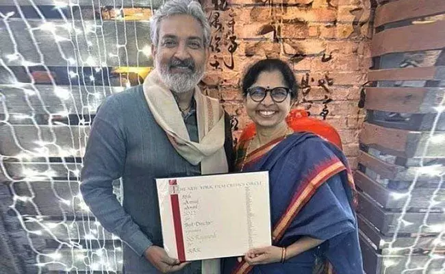 Rajamouli: న్యూయార్క్ ఫిల్మ్ క్రిటిక్స్ సర్కిల్లో బెస్ట్ డైరెక్టర్.. రాజమౌళికి అవార్డు Rajamouli: న్యూయార్క్ ఫిల్మ్ క్రిటిక్స్ సర్కిల్లో బెస్ట్ డైరెక్టర్.. రాజమౌళికి అవార్డు