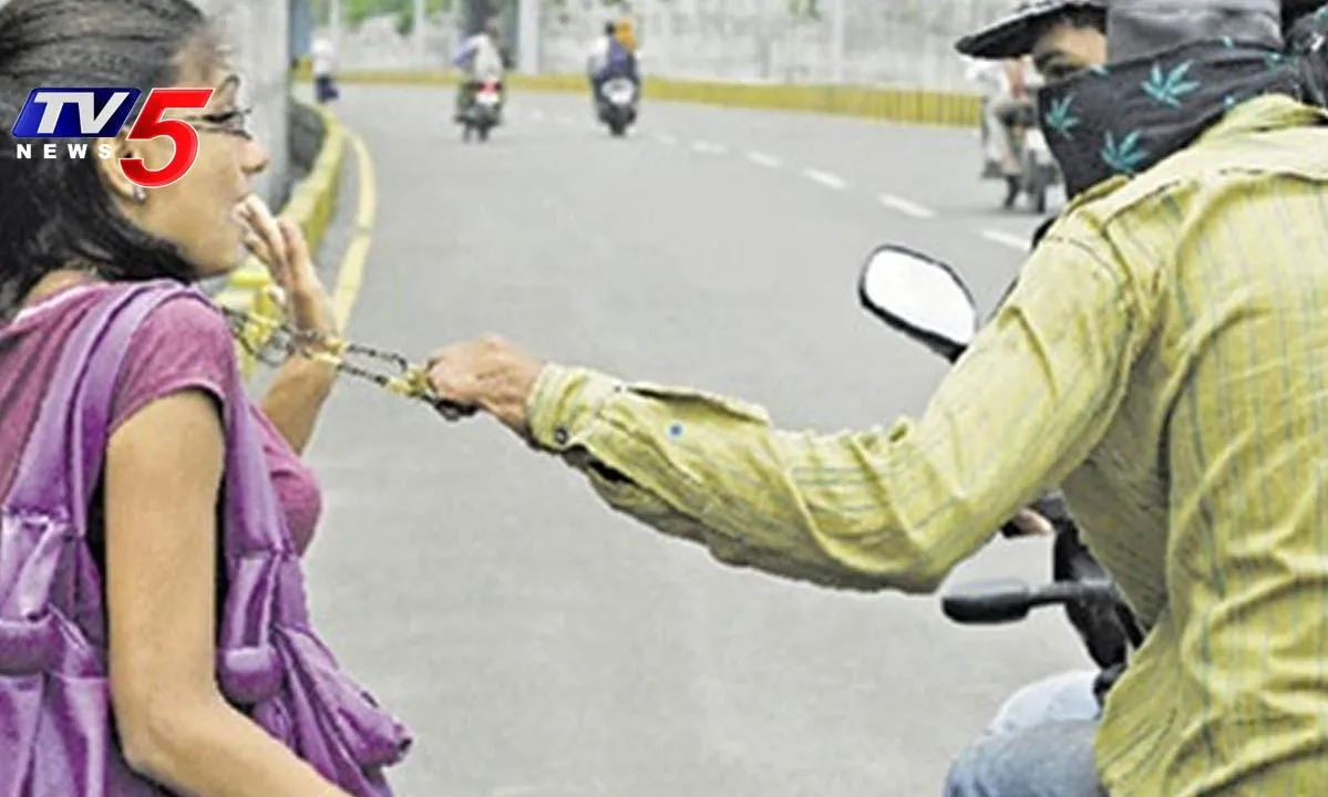 Hyderabad: నగరంలో చైన్ స్నాచర్ల వీరంగం Hyderabad: నగరంలో చైన్ స్నాచర్ల వీరంగం