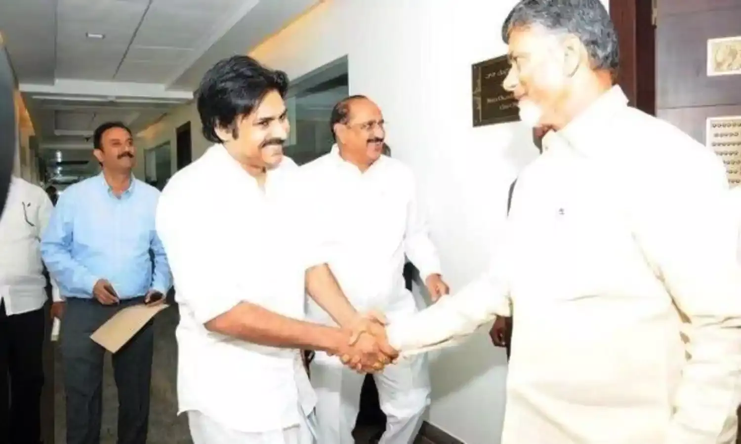 Political : బాబు, పవన్ లు కలిస్తే.. పొలిటికల్ సునామీనే Political : బాబు, పవన్ లు కలిస్తే.. పొలిటికల్ సునామీనే