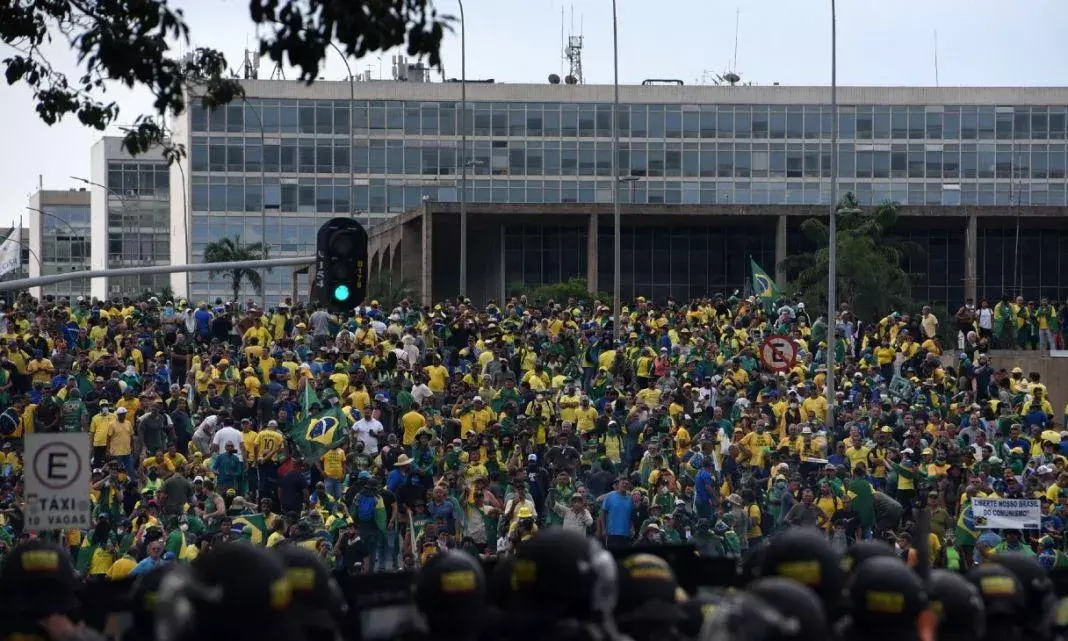 Brazil: తిరగబడ్డ ప్రజానీకం: హైకోర్టు, దేశాధ్యక్షుని వసతి, అంసెబ్లీపై ముప్పేటదాడి Brazil: తిరగబడ్డ ప్రజానీకం: హైకోర్టు, దేశాధ్యక్షుని వసతి, అంసెబ్లీపై ముప్పేటదాడి