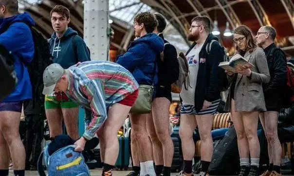 London: వెర్రి వేయి తలలు: నో ట్రౌజర్స్ డే