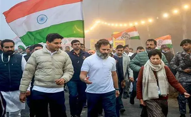 Rahul Gandhi: చలికి వణుకుతున్నా స్వెట్టర్ ధరించని రాహుల్.. కారణం ఆ ముగ్గురు.. Rahul Gandhi: చలికి వణుకుతున్నా స్వెట్టర్ ధరించని రాహుల్.. కారణం ఆ ముగ్గురు..
