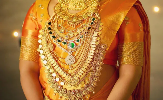 Gold and Silver Rates Today : తగ్గిన బంగారం, నిలకడగా వెండి ధరలు.. ఈ రోజు మార్కెట్లో.. Gold and Silver Rates Today : తగ్గిన బంగారం, నిలకడగా వెండి ధరలు.. ఈ రోజు మార్కెట్లో..