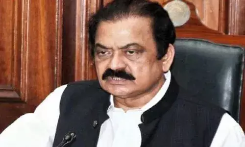 Pakistan: మంత్రికి చేదు అనుభవం.. షూ విసిరిన అగంతకుడు Pakistan: మంత్రికి చేదు అనుభవం.. షూ విసిరిన అగంతకుడు