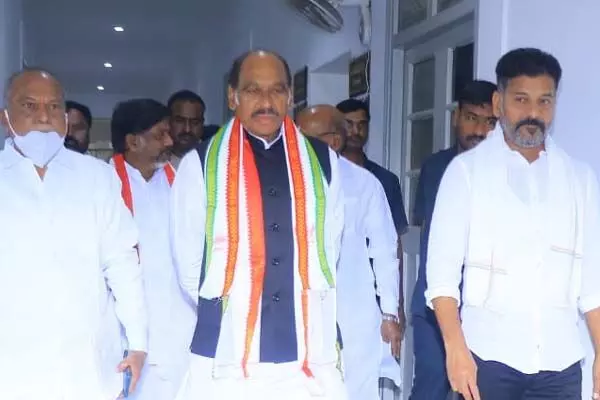 కొత్త ఇంచార్జ్తో రేవంత్, భట్టి భేటీ కొత్త ఇంచార్జ్తో రేవంత్, భట్టి భేటీ