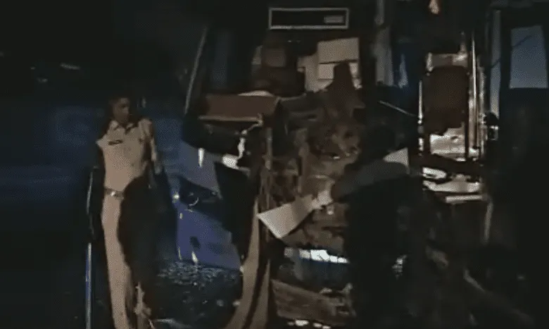 Accident: చౌటుప్పల్ వద్ద ఢీకొన్న బస్సులు.. Accident: చౌటుప్పల్ వద్ద ఢీకొన్న బస్సులు..