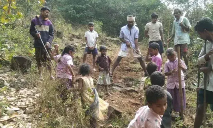 AP: బిడ్డల సదువుకోసం 4 కిలోమీటర్ల రోడ్డు వేసిన గోండ్లు AP: బిడ్డల సదువుకోసం 4 కిలోమీటర్ల రోడ్డు వేసిన గోండ్లు