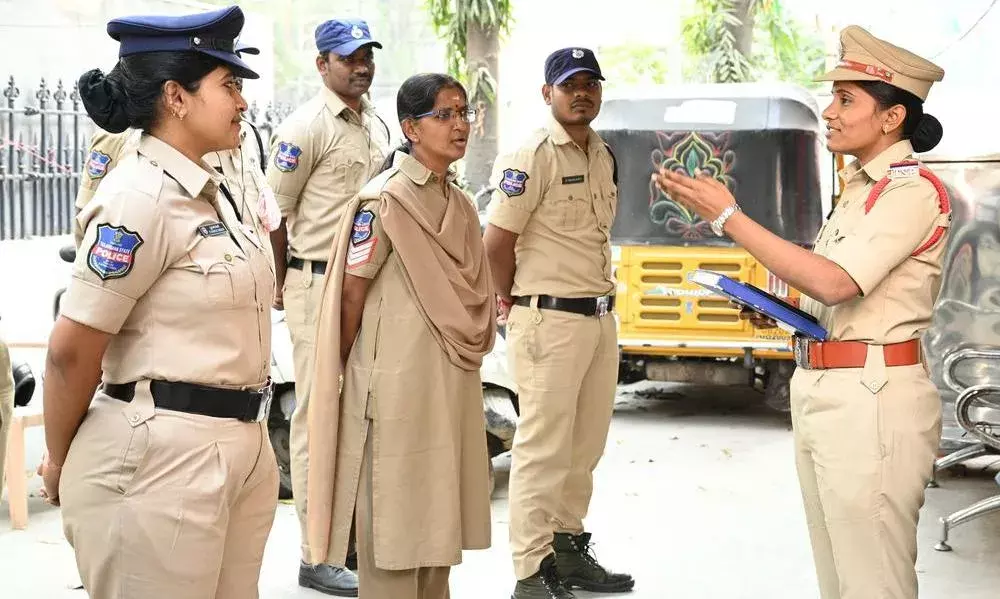 Super Police : ప్రజలకు దగ్గరవుతున్న ఫ్రెండ్లీ పోలీస్... Super Police : ప్రజలకు దగ్గరవుతున్న ఫ్రెండ్లీ పోలీస్...