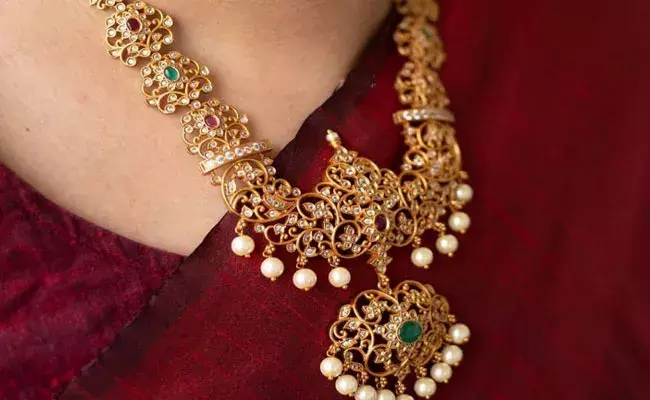 Gold and Silver Rates Today : పెరిగిన బంగారం, నిలకడగా వెండి ధరలు.. ఈ రోజు మార్కెట్లో.. Gold and Silver Rates Today : పెరిగిన బంగారం, నిలకడగా వెండి ధరలు.. ఈ రోజు మార్కెట్లో..