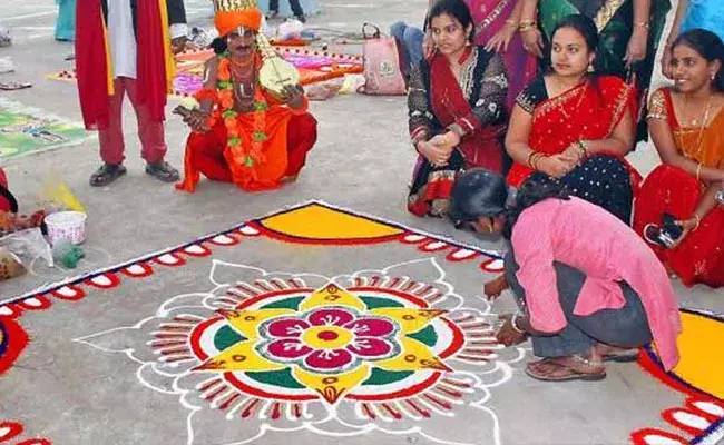 AP Sankranthi: పండగ సందడి... అడ్డంగా దండుకోవడమే పని..! AP Sankranthi: పండగ సందడి... అడ్డంగా దండుకోవడమే పని..!