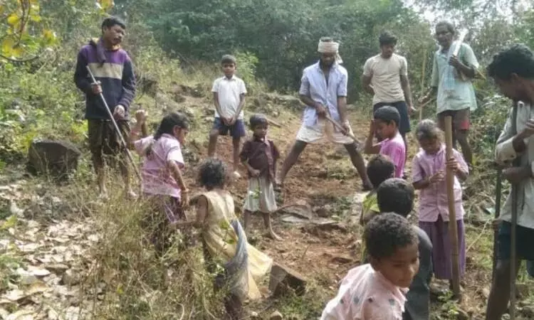 AP: బిడ్డల సదువుకోసం 4 కిలోమీటర్ల రోడ్డు వేసిన గోండ్లు AP: బిడ్డల సదువుకోసం 4 కిలోమీటర్ల రోడ్డు వేసిన గోండ్లు