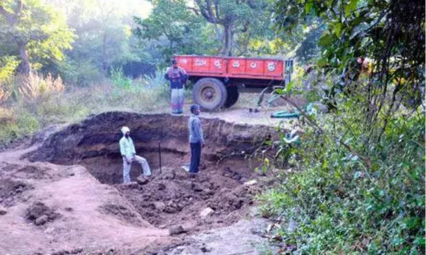 West Godavari: మట్టి మాఫియా.. ఏకంగా 45 ఎకరాలు తవ్వేశారు...