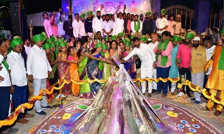 Hyderabad : భోగి వేడుకల్లో ఎమ్మెల్సీ కవిత.... Hyderabad : భోగి వేడుకల్లో ఎమ్మెల్సీ కవిత....