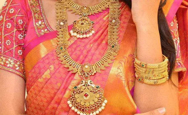 Gold and Silver Rates Today : నిలకడగా బంగారం, తగ్గిన వెండి ధరలు.. Gold and Silver Rates Today : నిలకడగా బంగారం, తగ్గిన వెండి ధరలు..