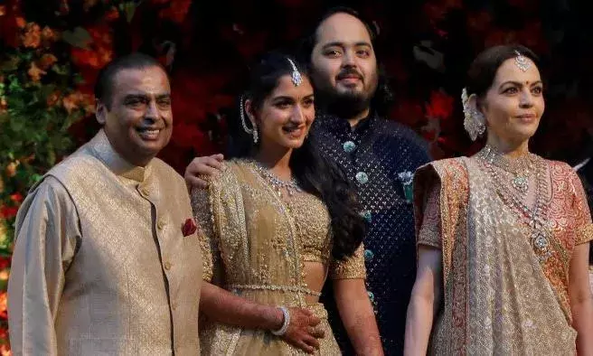 Ambani: పెళ్లి సందడి... Ambani: పెళ్లి సందడి...