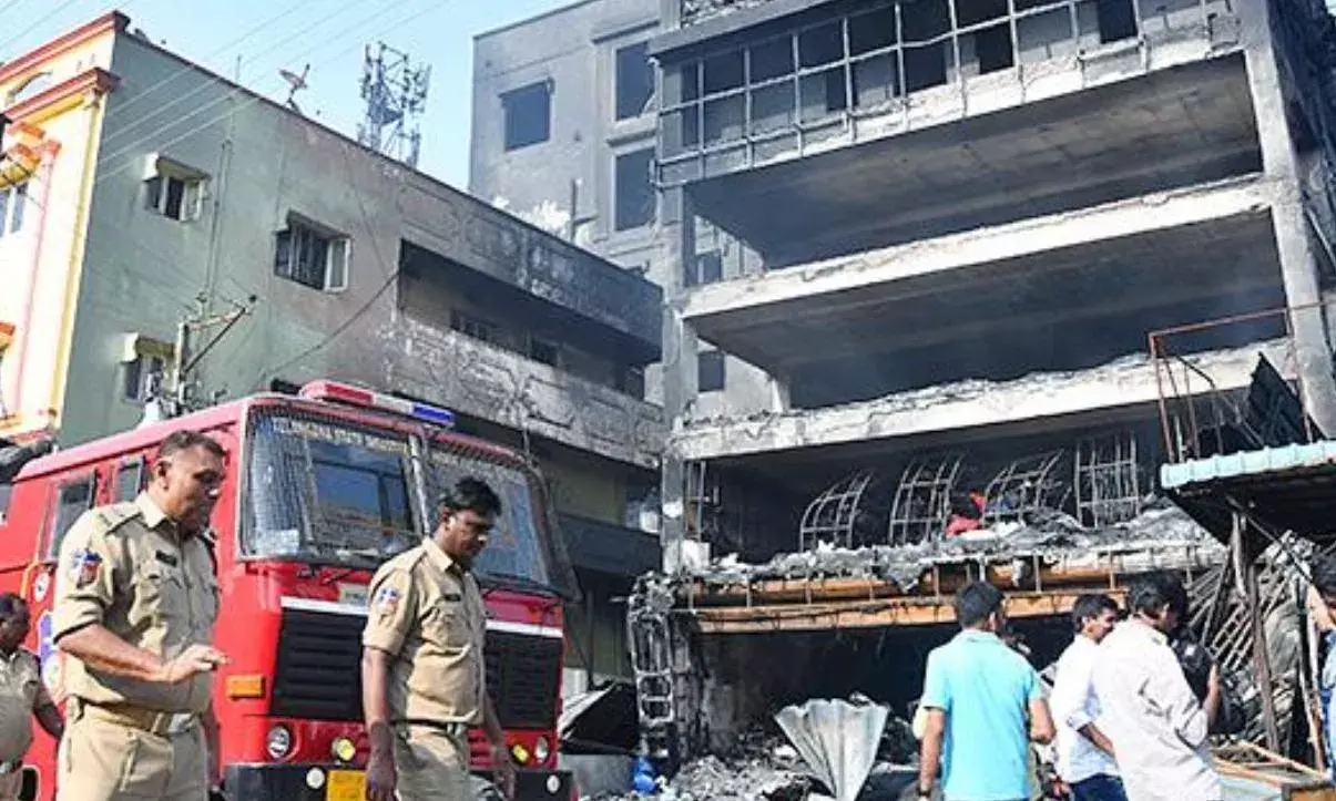 Deccan Mall Accident: తెలంగాణ సర్కార్ అలర్ట్ Deccan Mall Accident: తెలంగాణ సర్కార్ అలర్ట్