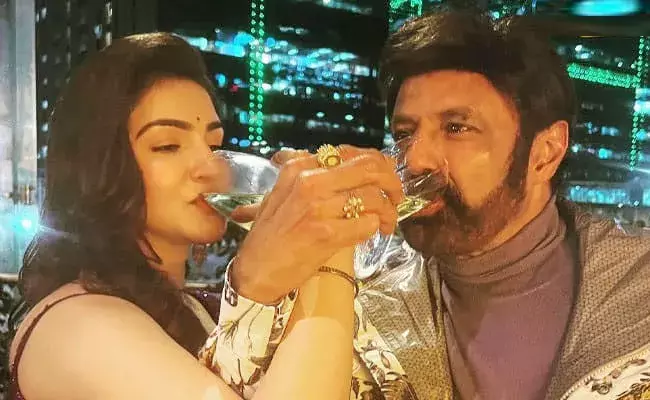 Veera Simha Reddy: జోష్‌లో బాలయ్య.. హనీరోజ్‌తో పార్టీ..