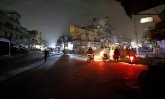 Paksitan : పాకిస్తాన్లో దారుణ పరిస్థితులు.. చిమ్మ చీకట్లో ప్రజలు Paksitan : పాకిస్తాన్లో దారుణ పరిస్థితులు.. చిమ్మ చీకట్లో ప్రజలు