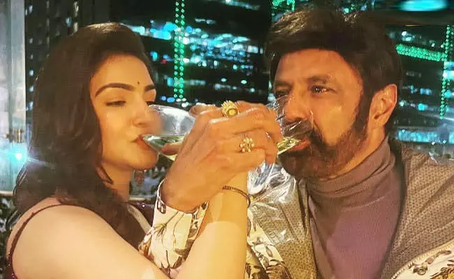 Veera Simha Reddy: జోష్లో బాలయ్య.. హనీరోజ్తో పార్టీ.. Veera Simha Reddy: జోష్లో బాలయ్య.. హనీరోజ్తో పార్టీ..