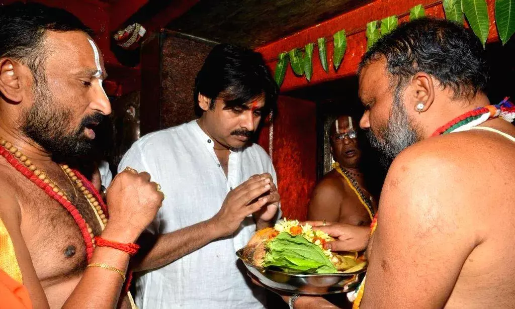 Power Star: కొండగట్టులో పవన్కల్యాణ్ Power Star: కొండగట్టులో పవన్కల్యాణ్