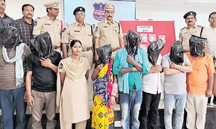 Crime: కన్న తండ్రి కాదు కసాయి.. Crime: కన్న తండ్రి కాదు కసాయి..