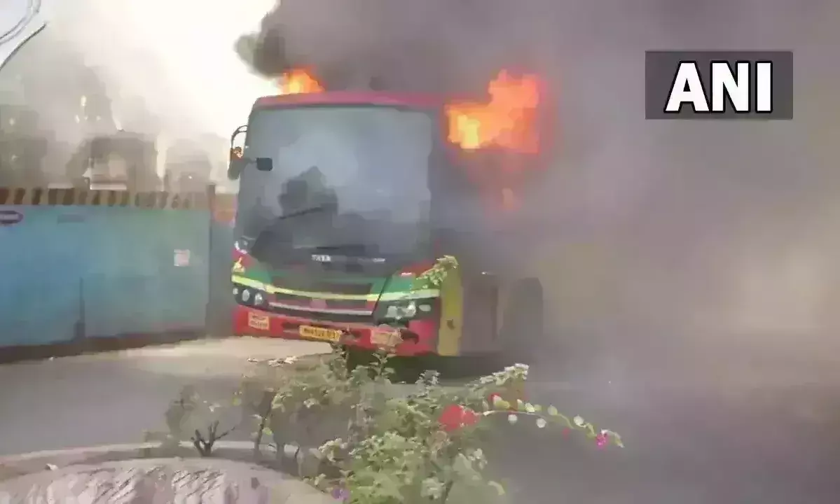 Mumbai: బస్సులో భారీ మంటలు Mumbai: బస్సులో భారీ మంటలు