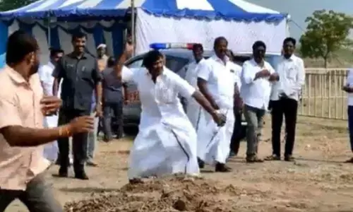 DMK : కుర్చీ తొందరగా తేలేవా.. రాయితో కొట్టిన మంత్రి