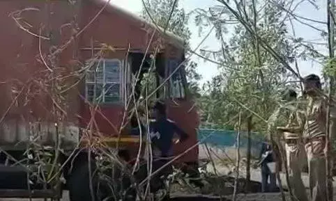 Breaking News : ట్రాఫిక్ పోలీసులపైకి దూసుకెళ్లిన లారీ.. హోంగార్డు మృతి