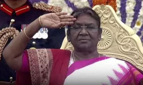 Republic Day : జాతీయ పతాకాన్ని ఆవిష్కరించిన రాష్ట్రపతి ముర్ము Republic Day : జాతీయ పతాకాన్ని ఆవిష్కరించిన రాష్ట్రపతి ముర్ము