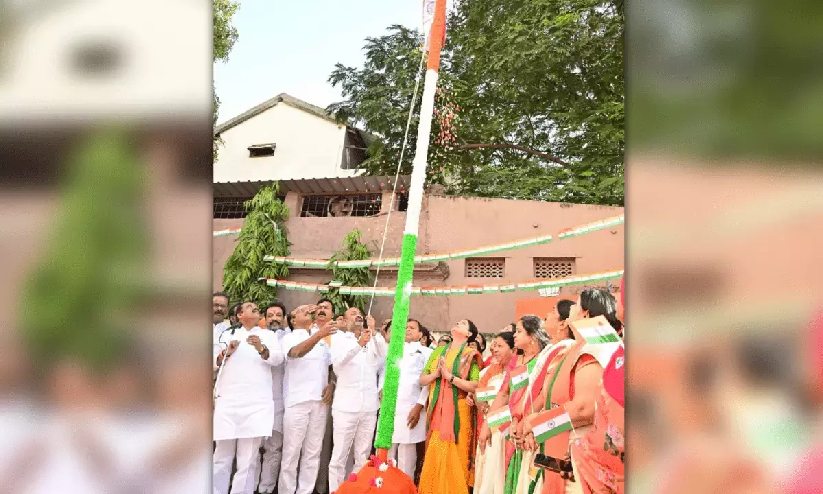 Bandi Sanjay: కేసీఆర్కు ఈ దేశంలో ఉండే హక్కు లేదు Bandi Sanjay: కేసీఆర్కు ఈ దేశంలో ఉండే హక్కు లేదు